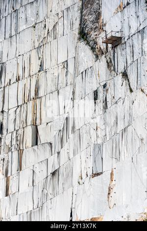 Carrière de marbre à Carrara, en Italie, où Michel-Ange a obtenu le matériel pour ses sculptures. C'est le mur de pierre à partir duquel les grandes dalles de marbre sont coupées Banque D'Images