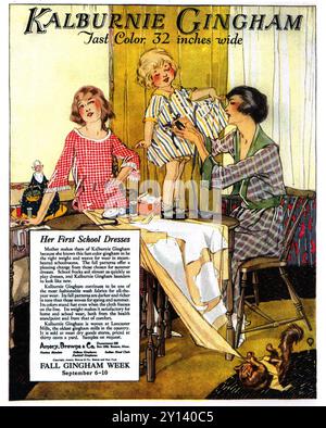 1922 Kalburnie Gingham Fabrics ad - 'ses premières robes d'école' - Amory, Browne & Co Boston ma Banque D'Images