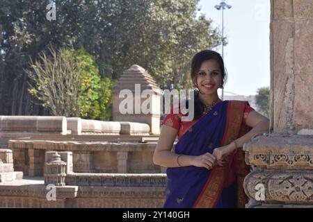 Danseuse Bharatanatyam posant dans les temples du Gujarat, en Inde Banque D'Images