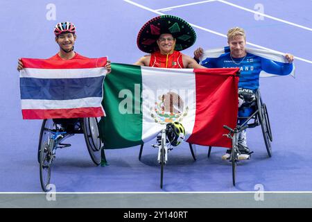 Paris, France. 4 septembre 2024. Le thaïlandais ATHIWAT PAENG-NUEA (à gauche) remporte la médaille d'argent, le mexicain JUAN PABLO CERVANTES GARCIA (au centre) remporte la médaille d'or et LEO-PEKKA TAHTI (à droite) remporte la médaille de bronze au 100m T54 masculin aux Jeux paralympiques de Paris 2024. (Crédit image : © Mark Edward Harris/ZUMA Press Wire) USAGE ÉDITORIAL SEULEMENT! Non destiné à UN USAGE commercial ! Crédit : ZUMA Press, Inc/Alamy Live News Banque D'Images