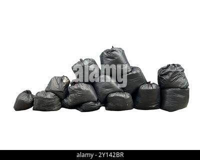 Pile de sacs en plastique à ordures noires pleines sur fond blanc avec chemin de découpage Banque D'Images