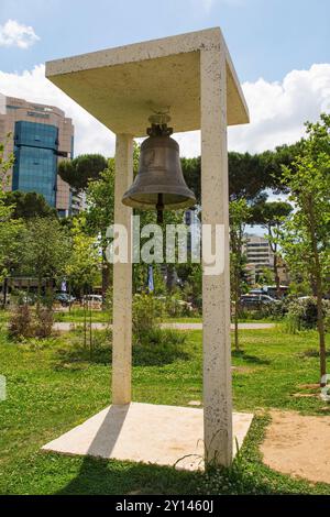 Le monument de la cloche de la paix dans le centre de Tirana, Albanie. Fabriqué à partir de 20 000 douilles de balles collectées par des enfants à Shkodra pendant les troubles civils de 1997. Banque D'Images