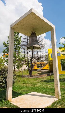 Le monument de la cloche de la paix dans le centre de Tirana, Albanie. Fabriqué à partir de 20 000 douilles de balles collectées par des enfants à Shkodra pendant les troubles civils de 1997. Banque D'Images