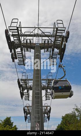 Tirana, Albanie - 31 mai 2024. Une tour de soutien intermédiaire pour les téléphériques Dajti Express sur le mont Dajti à l'extérieur de Tirana dans les montagnes Skanderbeg Banque D'Images