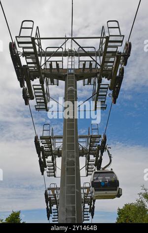 Tirana, Albanie - 31 mai 2024. Une tour de soutien intermédiaire pour les téléphériques Dajti Express sur le mont Dajti à l'extérieur de Tirana dans les montagnes Skanderbeg Banque D'Images