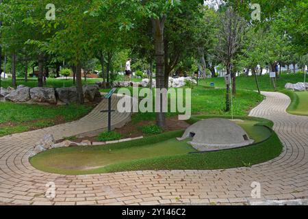 Tirana, Albanie - 31 mai 2024. Un parc de golf fou sur le mont Dajti dans les montagnes Skandergeg à l'extérieur de Tirana. Banque D'Images