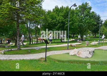 Tirana, Albanie - 31 mai 2024. Un parc de golf fou sur le mont Dajti dans les montagnes Skandergeg à l'extérieur de Tirana. Banque D'Images