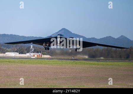 Un bombardier furtif B-2 Spirit de l'US Air Force décolle pour une mission de Bomber Task Force à la Royal Australian Air Force base Amberley, Australie, août 29, Banque D'Images