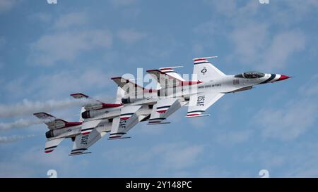 La prestigieuse équipe de démonstration aérienne de la Force aérienne, les Thunderbirds, se produisent en formation lors du 36e événement annuel de l’Oregon International Airshow à McMin Banque D'Images