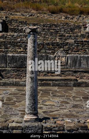 Ancienne colonne de Stobi : Patrimoine macédonien intemporel sous le soleil d'été Banque D'Images