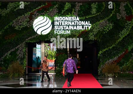 Jakarta, Indonésie. 5 septembre 2024. Les gens entrent dans le lieu du Forum international sur la durabilité en Indonésie à Jakarta, Indonésie, le 5 septembre 2024. L’Indonésie a donné le coup d’envoi jeudi du Forum international sur le développement durable (FSI) de deux jours à Jakarta, réunissant des dirigeants d’États, des décideurs, des PDG et des experts en développement durable de 53 pays afin d’établir une collaboration pour le programme de transition énergétique verte. Crédit : Zulkarnain/Xinhua/Alamy Live News Banque D'Images