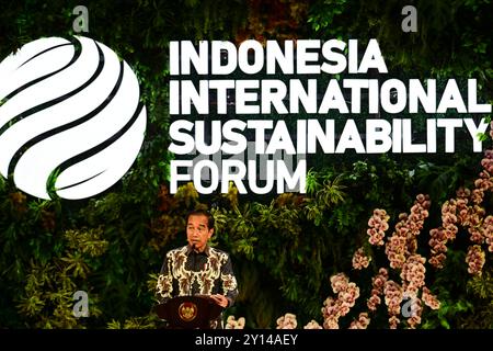 Jakarta, Indonésie. 5 septembre 2024. Le Président indonésien Joko Widodo s'adresse à la cérémonie d'ouverture du Forum international sur le développement durable en Indonésie à Jakarta, Indonésie, le 5 septembre 2024. L’Indonésie a donné le coup d’envoi jeudi du Forum international sur le développement durable (FSI) de deux jours à Jakarta, réunissant des dirigeants d’États, des décideurs, des PDG et des experts en développement durable de 53 pays afin d’établir une collaboration pour le programme de transition énergétique verte. Crédit : Zulkarnain/Xinhua/Alamy Live News Banque D'Images