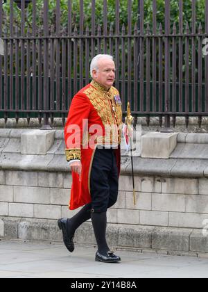 David White OStJ, Jarretière principal King of Arms - officier supérieur des armes au Collège des armes - place du Parlement, septembre 2024. Responsable du Banque D'Images