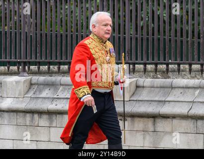 David White OStJ, Jarretière principal King of Arms - officier supérieur des armes au Collège des armes - place du Parlement, septembre 2024. Responsable du Banque D'Images