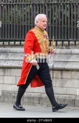 David White OStJ, Jarretière principal King of Arms - officier supérieur des armes au Collège des armes - place du Parlement, septembre 2024. Responsable du Banque D'Images