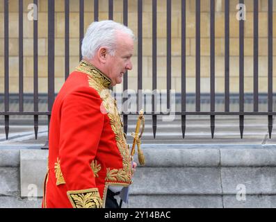 David White OStJ, Jarretière principal King of Arms - officier supérieur des armes au Collège des armes - place du Parlement, septembre 2024. Responsable du Banque D'Images