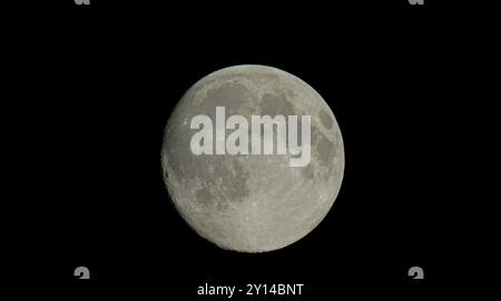 Alep, Syrie. 26 avril 2021. La soi-disant super lune rose est vue du ciel de la campagne d'Alep à mi-chemin du mois islamique du Ramadan. La pleine lune d'avril 2021 apparaît 30 % plus brillante et 14 % plus grande que les pleines lunes précédentes et marque le milieu du Ramadan. La lune est d'une importance particulière dans l'Islam car le calendrier islamique est un calendrier lunaire avec le mois de Ramadan commençant avec l'observation du croissant de lune. Dans le calendrier islamique, le 26 avril 2021 correspond au 14 Ramadan 1442 Hijri Banque D'Images