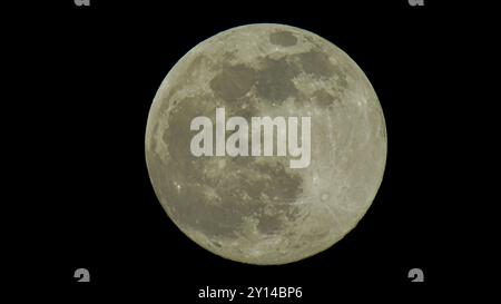 Alep, Syrie. 26 avril 2021. La soi-disant super lune rose est vue du ciel de la campagne d'Alep à mi-chemin du mois islamique du Ramadan. La pleine lune d'avril 2021 apparaît 30 % plus brillante et 14 % plus grande que les pleines lunes précédentes et marque le milieu du Ramadan. La lune est d'une importance particulière dans l'Islam car le calendrier islamique est un calendrier lunaire avec le mois de Ramadan commençant avec l'observation du croissant de lune. Dans le calendrier islamique, le 26 avril 2021 correspond au 14 Ramadan 1442 Hijri Banque D'Images