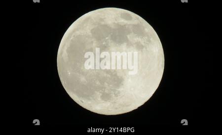 Alep, Syrie. 26 avril 2021. La soi-disant super lune rose est vue du ciel de la campagne d'Alep à mi-chemin du mois islamique du Ramadan. La pleine lune d'avril 2021 apparaît 30 % plus brillante et 14 % plus grande que les pleines lunes précédentes et marque le milieu du Ramadan. La lune est d'une importance particulière dans l'Islam car le calendrier islamique est un calendrier lunaire avec le mois de Ramadan commençant avec l'observation du croissant de lune. Dans le calendrier islamique, le 26 avril 2021 correspond au 14 Ramadan 1442 Hijri Banque D'Images