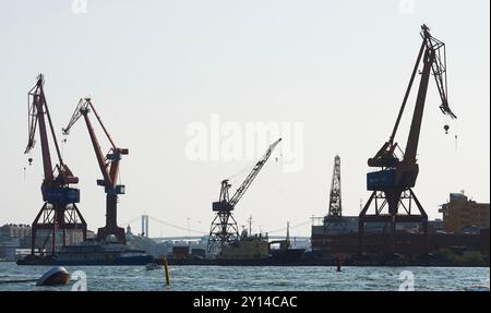 Profil des grues de fret dans le port de Gothenburg, Suède. Chantier naval industriel Göteborg portuaire avec de hauts derricks ou grues. Usine portuaire de Goteborg Banque D'Images