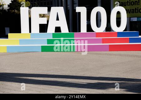 Berlin, Allemagne. 05th Sep, 2024. Le symbole du salon IFA Electronics est installé devant l'entrée de Messe Berlin. Le salon aura lieu du 6 au 10 septembre 2024. Crédit : Carsten Koall/dpa/Alamy Live News Banque D'Images