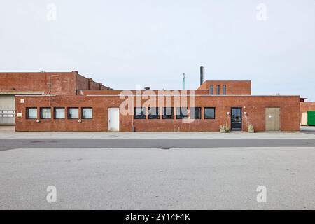 Sæby Fiske-Industri (Saeby Fish Canners), bâtiment d'usine datant d'environ 1972 ; Havnen, Sæby, Danemark Banque D'Images