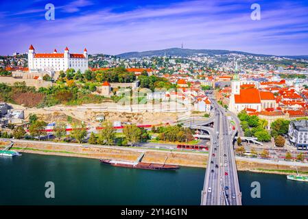 Bratislava, Slovaquie. Vue aérienne sur le toit du château-Hrad, de la rivière Danuber et du centre-ville. Banque D'Images