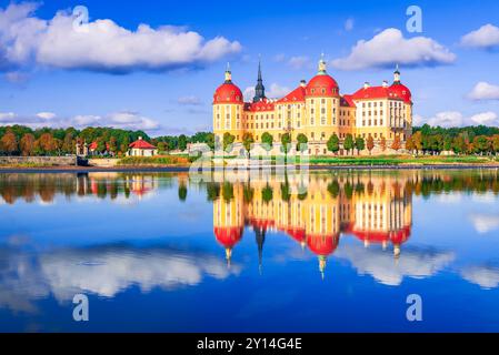 Moritzburg, Allemagne. Matin reflet de l'eau vue du palais baroque de Moritzburg entouré d'un lac, automne en Saxe, Europe. Concept de voyage de retour Banque D'Images