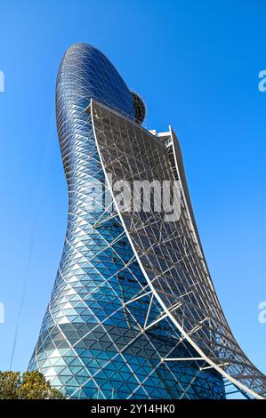 ABU DHABI - Mar 28 : le célèbre gratte-ciel de la Capital Gate Tower à Abu Dhabi le 28 mars. 2024 aux Émirats arabes Unis Banque D'Images