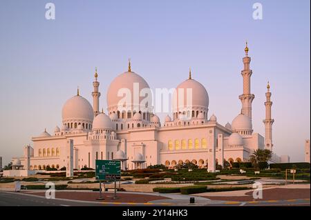 ABU DHABI - Mar 28 : dômes de la Grande Mosquée Sheikh Zayed pendant le coucher du soleil à Abu Dhabi le 28 mars. 2024 aux Émirats arabes Unis Banque D'Images