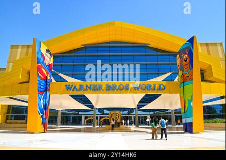 ABU DHABI - Mar 29 : entrée principale du parc à thème couvert Warner Bros World à Abu Dhabi le 29 mars. 2024 aux Émirats arabes Unis Banque D'Images