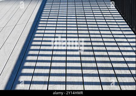 Lignes de clôture abstraites sur la route de la ville pendant la journée ensoleillée comme texture ou fond Banque D'Images