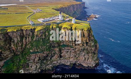 Dunnet Head et Lighthouse Caithness Écosse les falaises et la mer bleue du Pentland Firth Banque D'Images