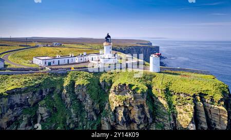 Dunnet Head et Lighthouse Caithness Scotland le bâtiment blanc au sommet des falaises impressionnantes Banque D'Images