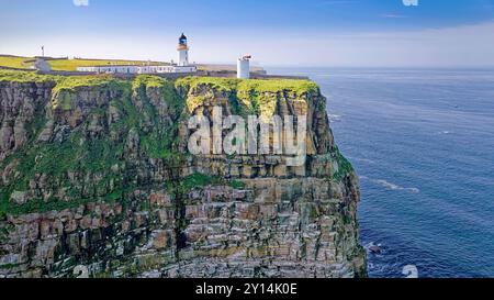 Dunnet Head et Lighthouse Caithness Écosse les bâtiments blancs au sommet des falaises impressionnantes Banque D'Images