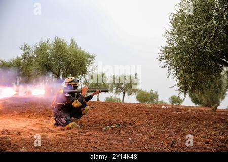 Alep, Syrie. 31 octobre 2021. Des membres de l’« Armée nationale syrienne », une confédération de groupes d’opposition armés, suivent un entraînement militaire avec de vraies armes dans la ville de Jindires, dans le gouvernorat d’Alep. La formation militaire fait partie d’une préparation en cours pour une éventuelle nouvelle bataille contre les forces gouvernementales syriennes dans le nord-ouest de la Syrie, qui est le dernier bastion important tenu par les rebelles dans ce pays déchiré par la guerre Banque D'Images