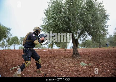 Alep, Syrie. 31 octobre 2021. Des membres de l’« Armée nationale syrienne », une confédération de groupes d’opposition armés, suivent un entraînement militaire avec de vraies armes dans la ville de Jindires, dans le gouvernorat d’Alep. La formation militaire fait partie d’une préparation en cours pour une éventuelle nouvelle bataille contre les forces gouvernementales syriennes dans le nord-ouest de la Syrie, qui est le dernier bastion important tenu par les rebelles dans ce pays déchiré par la guerre Banque D'Images