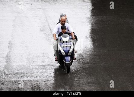 New Delhi, Inde. 05th Sep, 2024. New Delhi, Inde - 4 septembre 2024 : les navetteurs sortent sous la pluie au pont de Tilak près d'ITO, à New Delhi, Inde, le mercredi 4 septembre, 2024. (photo de Sanjeev Verma/Hindustan Times/Sipa USA) crédit : Sipa USA/Alamy Live News Banque D'Images