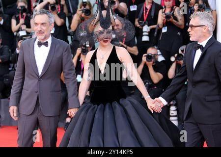 Italie, Lido di Venezia, 04 septembre 2024 : Todd Phillips, Lady Gaga et Joaquin Phoenix assistent à un tapis rouge pour 'Joker : folie a deux' lors du 81e Festival international du film de Venise le 04 septembre 2024 à Venise, Italie. Photo © Ottavia Da Re/Sintesi/Alamy Live News Banque D'Images