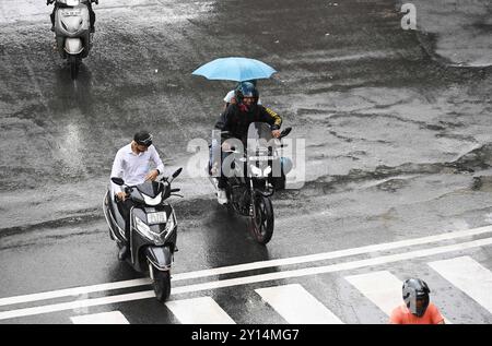 New Delhi, Inde. 05th Sep, 2024. New Delhi, Inde - 4 septembre 2024 : les navetteurs sortent sous la pluie au pont de Tilak près d'ITO, à New Delhi, Inde, le mercredi 4 septembre, 2024. (photo de Sanjeev Verma/Hindustan Times/Sipa USA) crédit : Sipa USA/Alamy Live News Banque D'Images