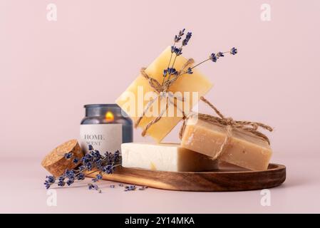 Articles de salle de bains avec pains de savon naturels faits à la main, serviette en coton et bougie aromatique. Spa et selfcare produit bio pour éco-responsable et durable Banque D'Images