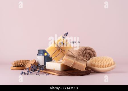 Articles de salle de bains avec pains de savon naturels faits à la main, serviette en coton, brosse en bois pour le dos et bougie aromatique. Spa et selfcare produit bio pour ECO ven Banque D'Images