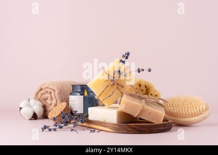 Articles de salle de bains avec pains de savon naturels faits à la main, serviette en coton, brosse en bois pour le dos et bougie aromatique. Spa et selfcare produit bio pour ECO ven Banque D'Images