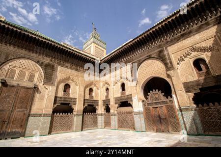 Cour intérieure de la Medrassa El Bouanania à Fès Banque D'Images