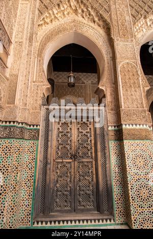 Cour intérieure de la Medrassa El Bouanania à Fès Banque D'Images