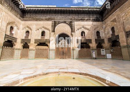 Cour intérieure de la Medrassa El Bouanania à Fès Banque D'Images