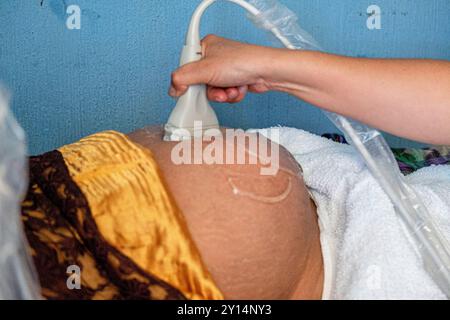 Échographie pour la surveillance de grossesse, centre de santé, San Bartolomé Jocotenango, Guatemala, Amérique centrale. Banque D'Images