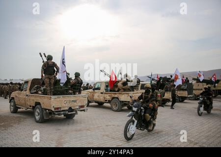 Alep, Syrie. 31 octobre 2021. Des membres de l’« Armée nationale syrienne », une confédération de groupes d’opposition armés, suivent un entraînement militaire avec de vraies armes dans la ville de Jindires, dans le gouvernorat d’Alep. La formation militaire fait partie d’une préparation en cours pour une éventuelle nouvelle bataille contre les forces gouvernementales syriennes dans le nord-ouest de la Syrie, qui est le dernier bastion important tenu par les rebelles dans ce pays déchiré par la guerre Banque D'Images