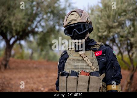 Alep, Syrie. 31 octobre 2021. Des membres de l’« Armée nationale syrienne », une confédération de groupes d’opposition armés, suivent un entraînement militaire avec de vraies armes dans la ville de Jindires, dans le gouvernorat d’Alep. La formation militaire fait partie d’une préparation en cours pour une éventuelle nouvelle bataille contre les forces gouvernementales syriennes dans le nord-ouest de la Syrie, qui est le dernier bastion important tenu par les rebelles dans ce pays déchiré par la guerre Banque D'Images