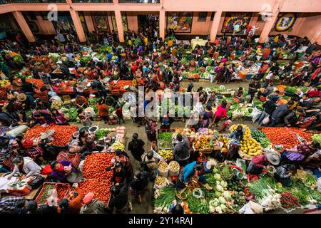 Marché couvert de Santo Tomas, marché du centre historique, Chichicastenango, municipalité du département d'El Quiché, Guatemala, Amérique centrale. Banque D'Images